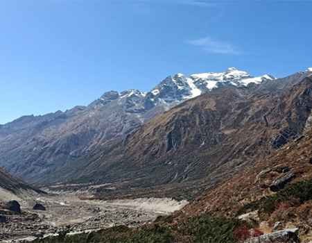 mera peak with the blue sky
