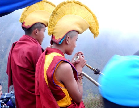 monks offering during mani rimdu festival