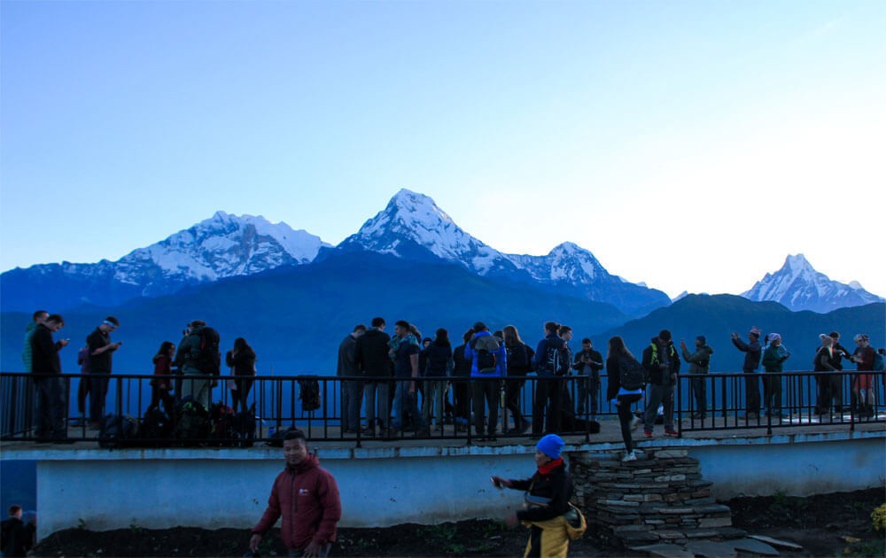 students at poon hill and beautiful view of the mountains on ghorepani poon hill student tour.