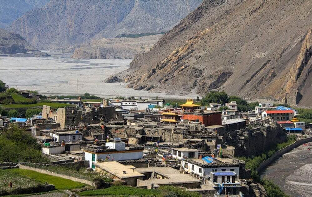 kagbeni village near kaligandaki river in kaligandaki valley trek