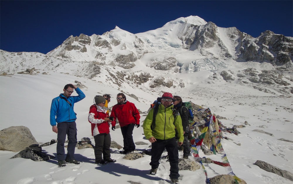 trekkers at larke la pass in manaslu circuit trek.