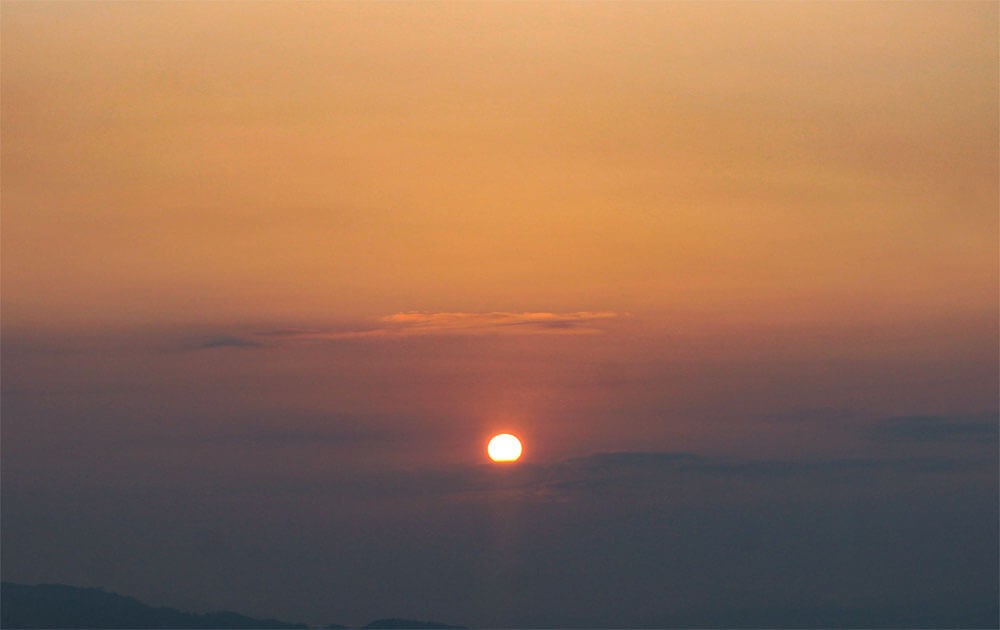 beautiful sunrise view from sarangkot during the sarangkot sunrise and pokhara city tour.