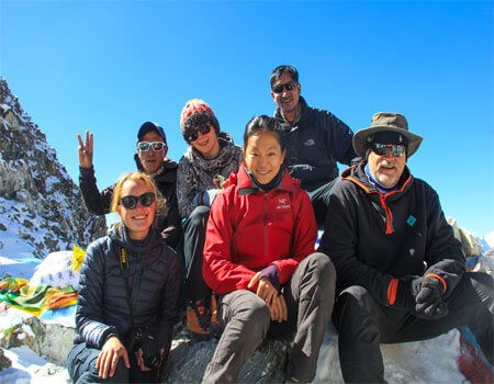 everest base camp gokyo lakes trekkers at cho la pass.